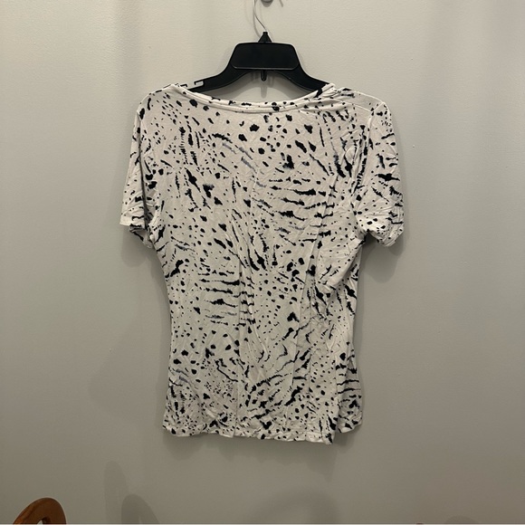 Apt 9. V Neck T shirt. Women’s medium. - Picture 3 of 4